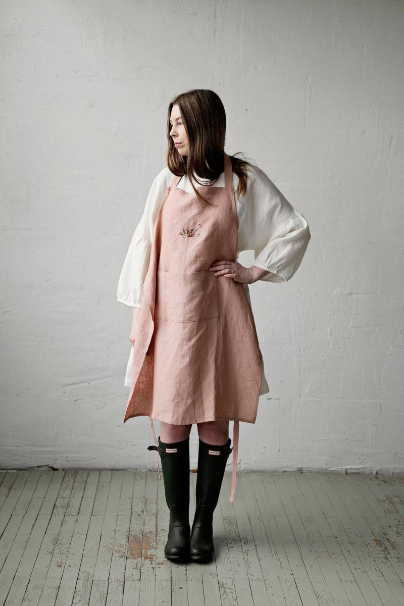 Leinen Kochschürze, Altrosa, Handbestickt | One Size von allthebeautifullinen