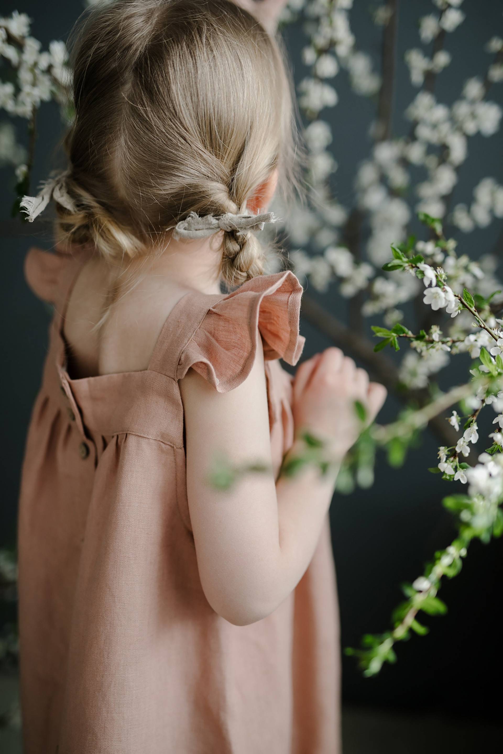 Altrosa Trägerkleid, Leinen Verschiedene Stickereien, Leinenkleid Mädchen, Baby Schürze, Blumenmädchenkleid, Kleid Mädchen von allthebeautifullinen