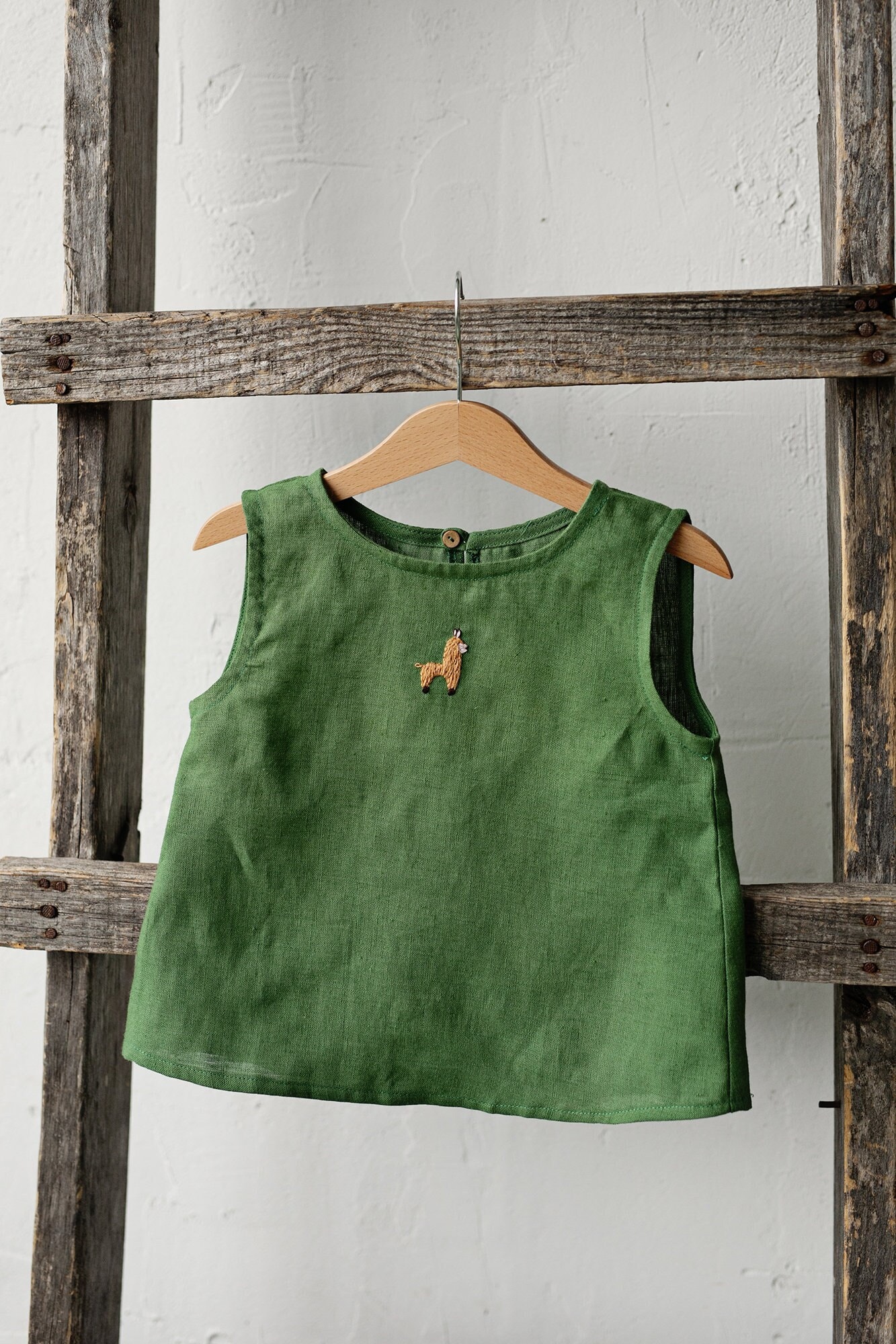 Apfelgrün Ärmelloses Unisex Leinen Shirt, Verschiedene Stickereien, Shirt Jungen, Mädchen, Kinder von allthebeautifullinen