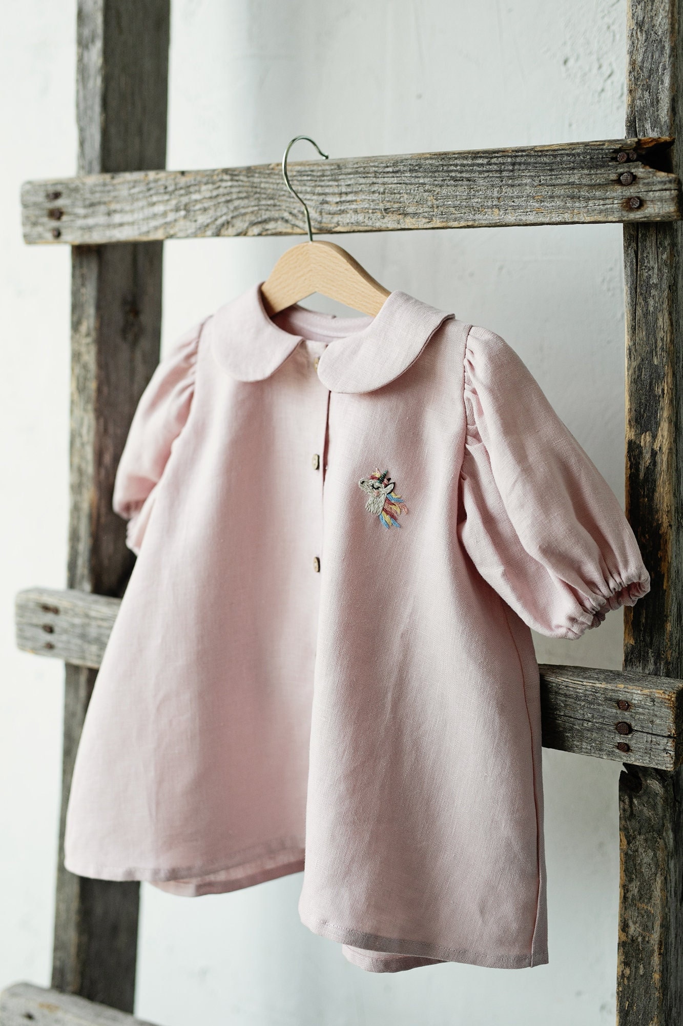 Baby Rosa Kurzarm Tunika Kleid, Leinen Verschiedene Stickereien, Peter Pan Kragen Button Down Kleid Für Mädchen von allthebeautifullinen