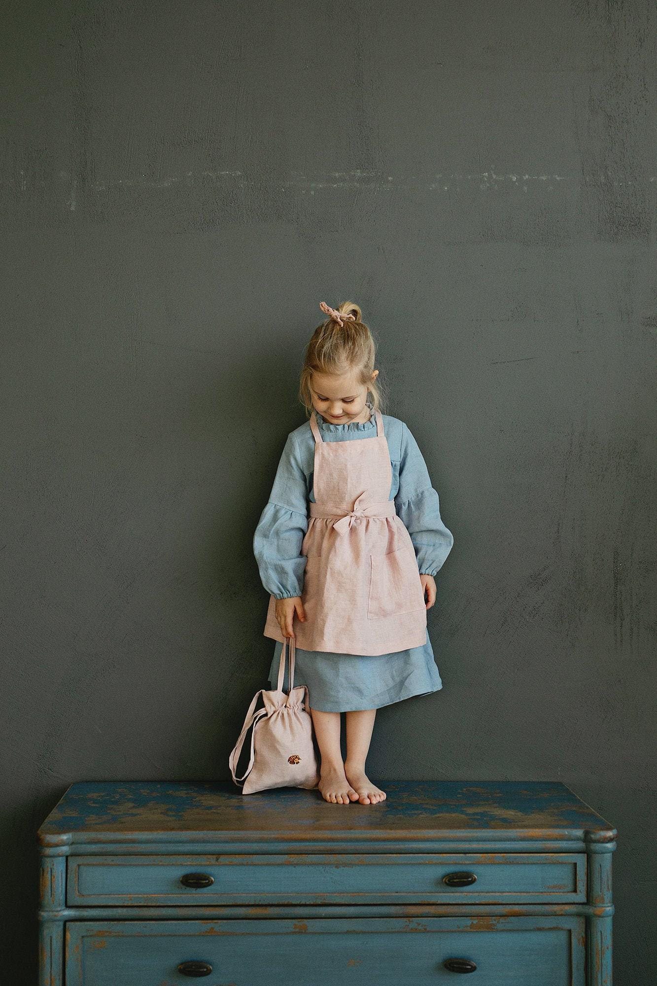 Baby Rosa Leinen Schürze Bestickte Mädchen Schürze von allthebeautifullinen