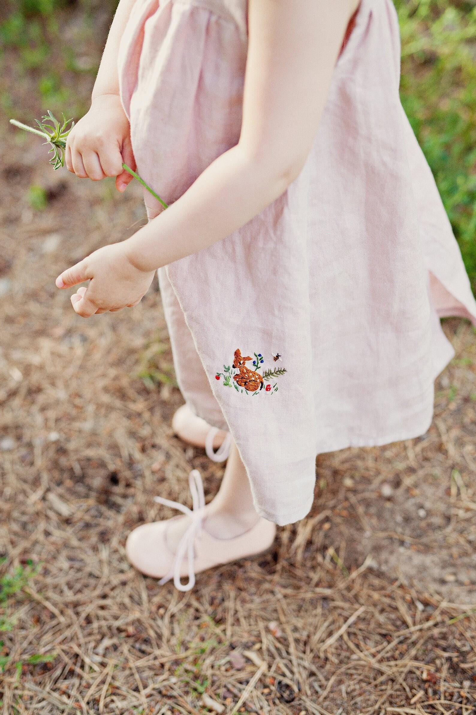 Baby Rosa Trägerkleid, Leinen Verschiedene Stickereien, Leinenkleid Mädchen, Schürze, Blumenmädchenkleid, Kleid Mädchen von allthebeautifullinen