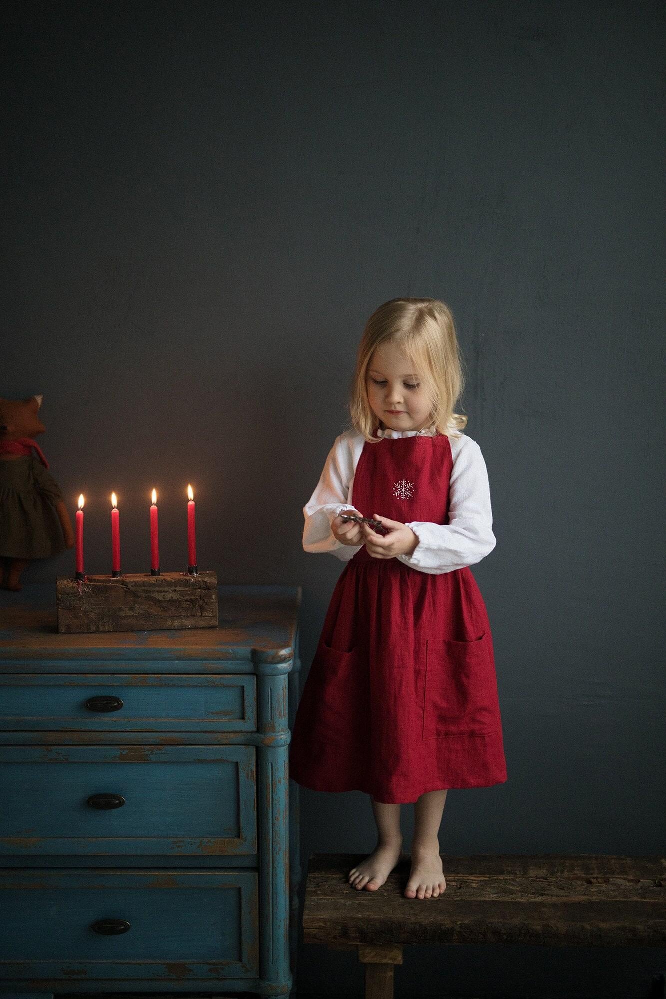 Bestickte Weihnachts-Leinenschürze Limitierte Kinderschürze Kirschrot von allthebeautifullinen