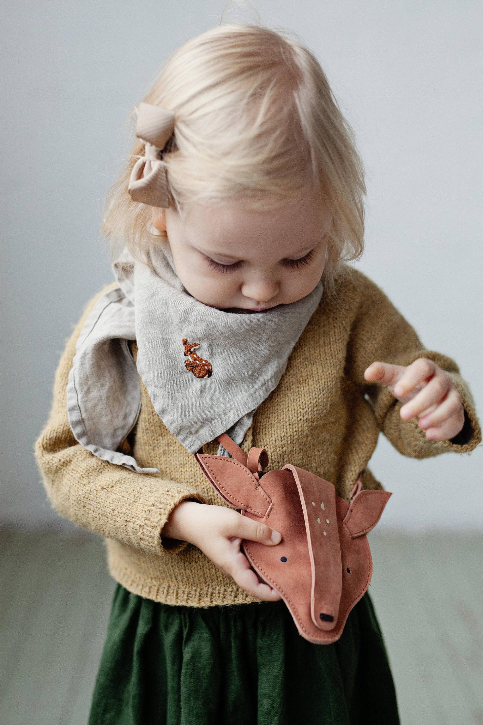 Bestickter Naturleinen Kinderschal - Dreieckstuch von allthebeautifullinen