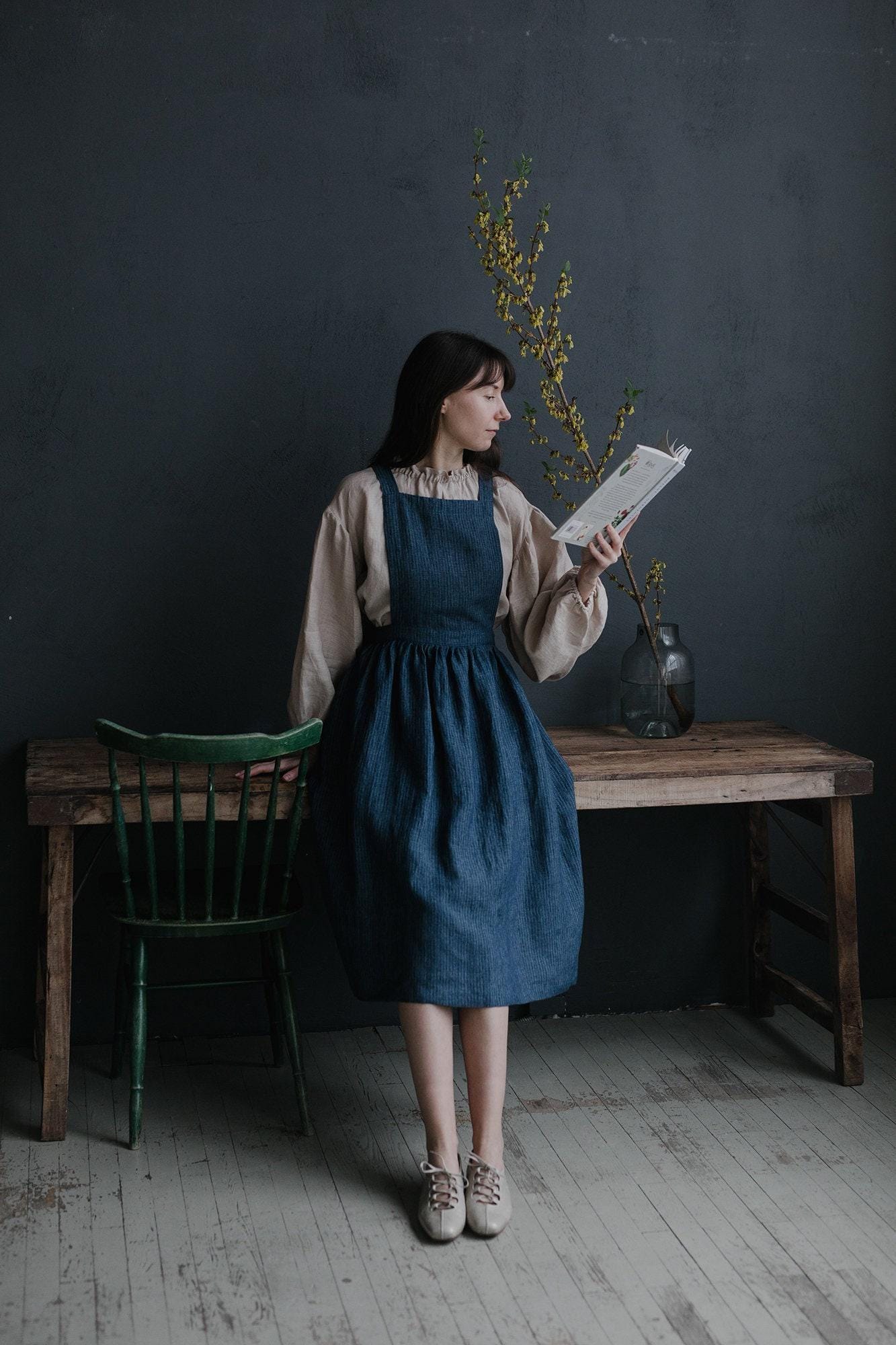 Blau Gestreiftes Leinen Trägerkleid Cross Back Schürze von allthebeautifullinen