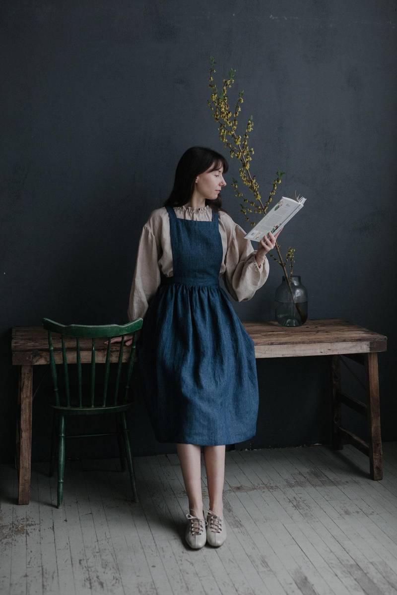 Blau Gestreiftes Leinen Trägerkleid Cross Back Schürze von allthebeautifullinen