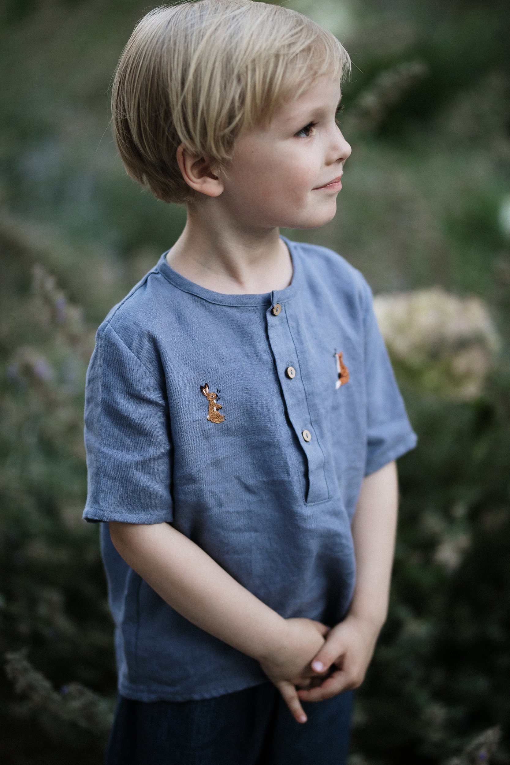 Blaues Kurzarm Unisex Leinen Shirt, Verschiedene Stickereien, Shirt Jungen, Mädchen, Kinder von allthebeautifullinen