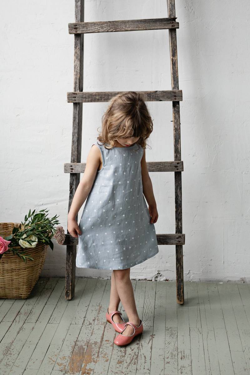 Blaues Leinenkleid Mit Tupfen Festliches Ärmelloses Sommer-Outfit von allthebeautifullinen