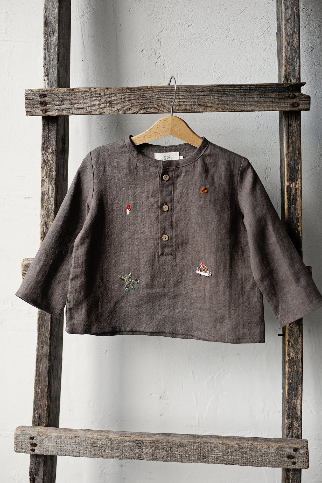 Cacao Forest Langarm Unisex Leinen Shirt, Verschiedene Stickereien, Shirt Jungen, Mädchen, Kinder von allthebeautifullinen