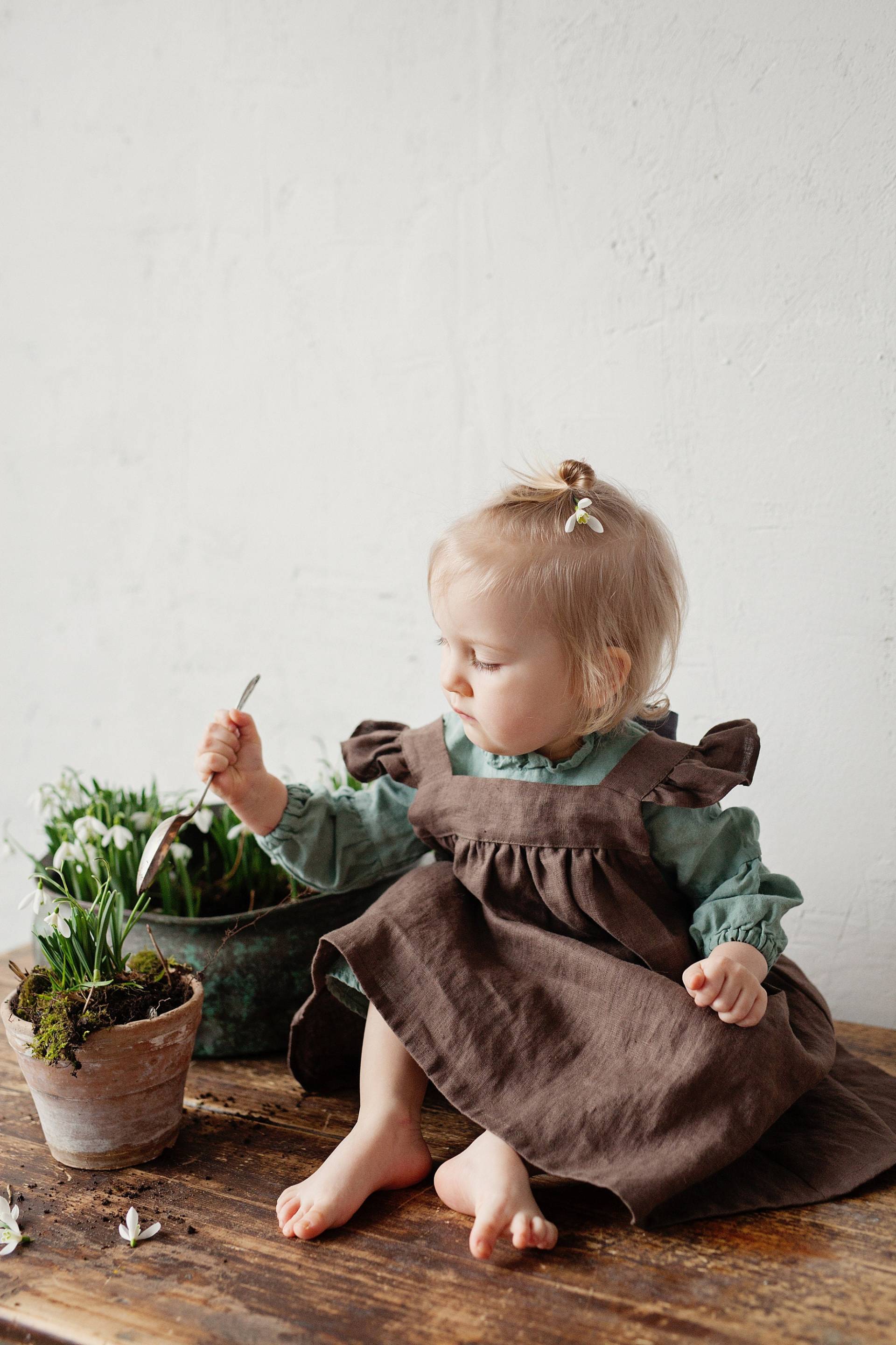 Cacao Trägerkleid, Leinen Verschiedene Stickereien, Leinenkleid Mädchen, Baby Schürze, Blumenmädchenkleid, Kleid Mädchen von allthebeautifullinen