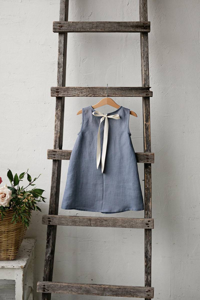 Dusty Blue Leinen Ärmelloses Kleid Besticktes Sommer Mädchen Kleid von allthebeautifullinen