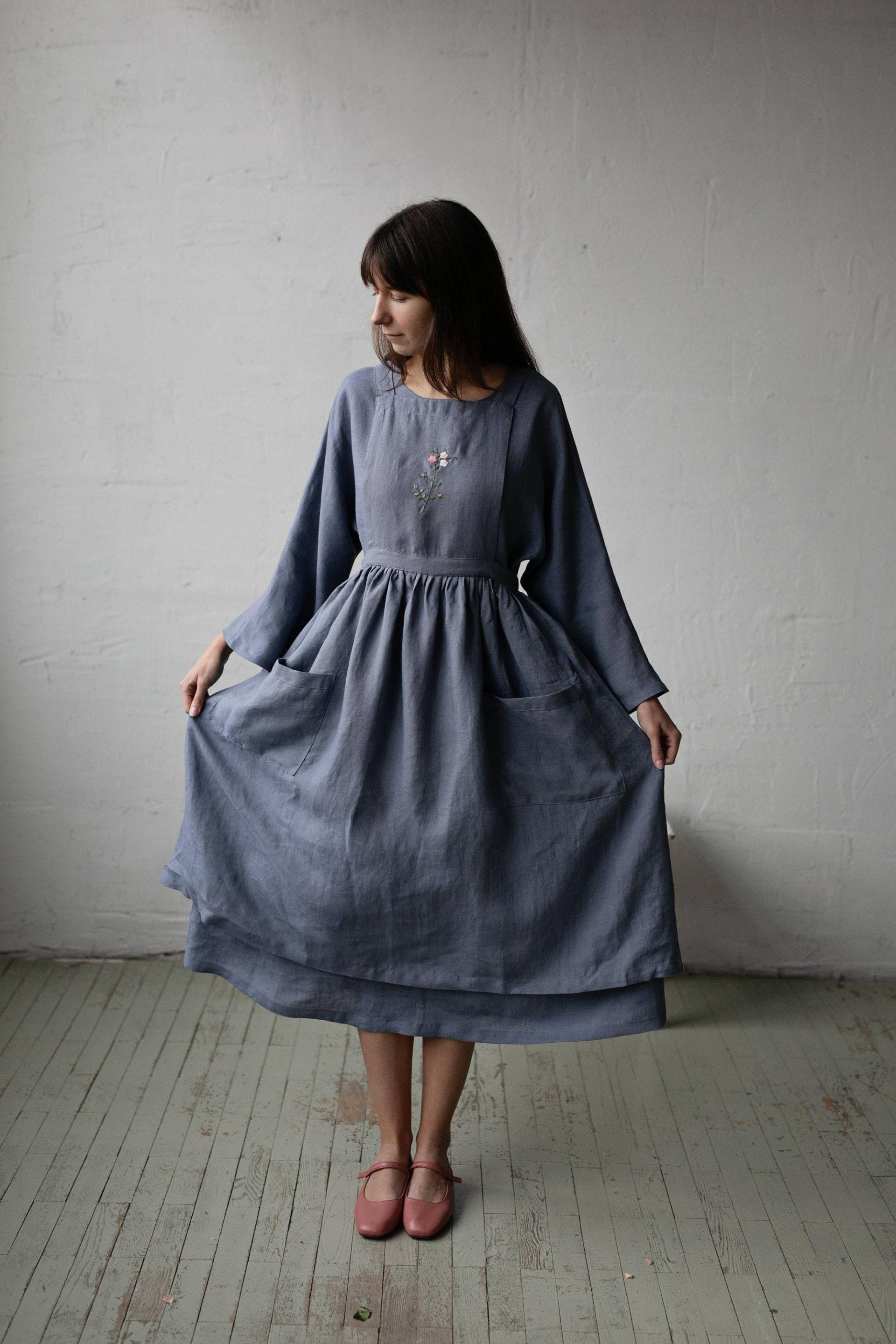 Dusty Blue Leinen Trägerkleid Cross Back Schürze von allthebeautifullinen