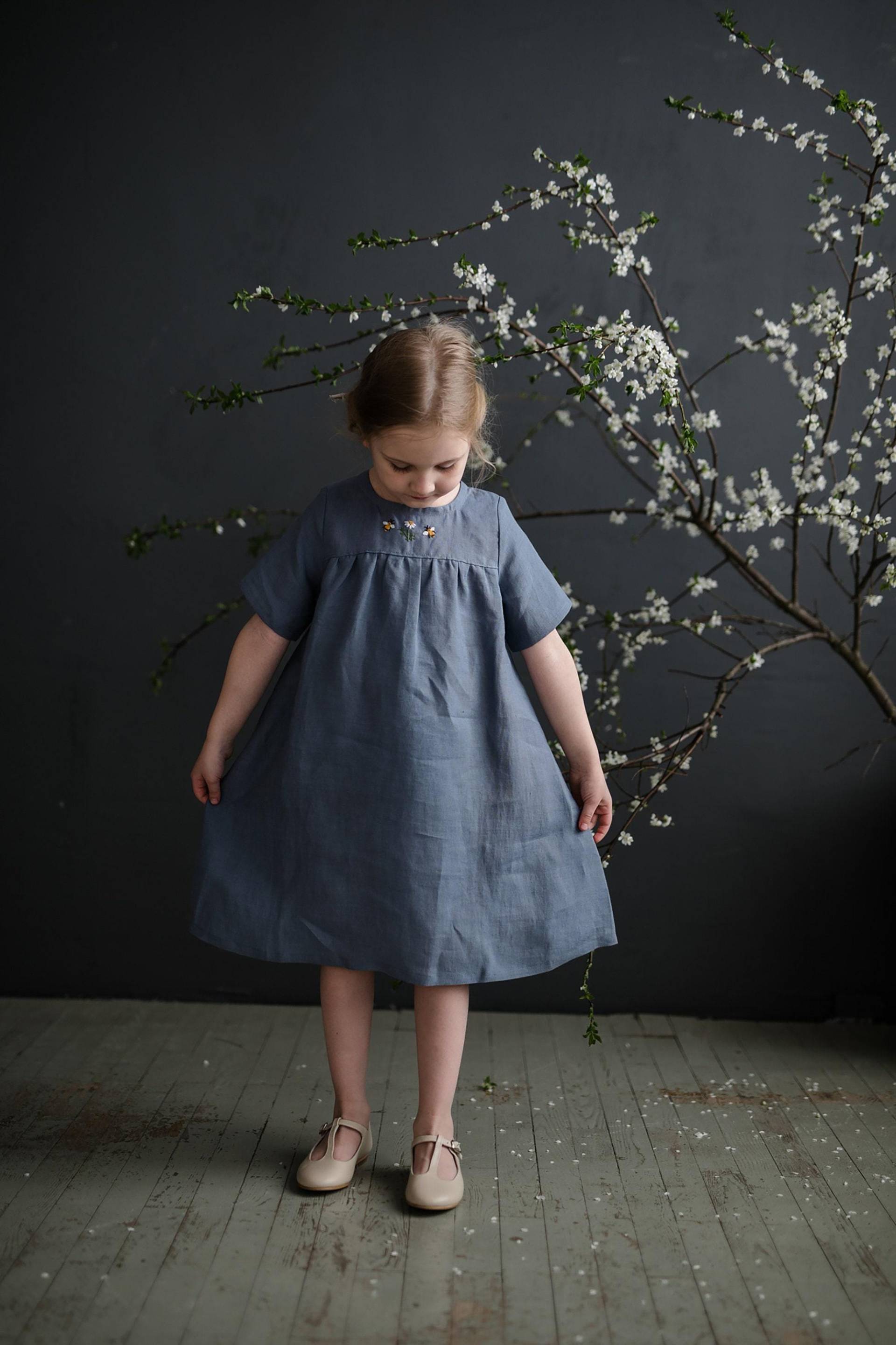 Dusty Blue Linen Girl Dress Besticktes Sommer-Outfit von allthebeautifullinen