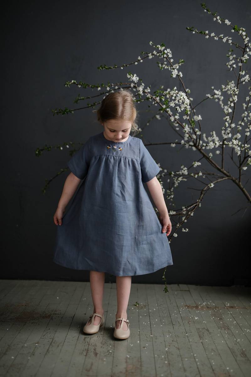 Dusty Blue Linen Girl Dress Besticktes Sommer-Outfit von allthebeautifullinen