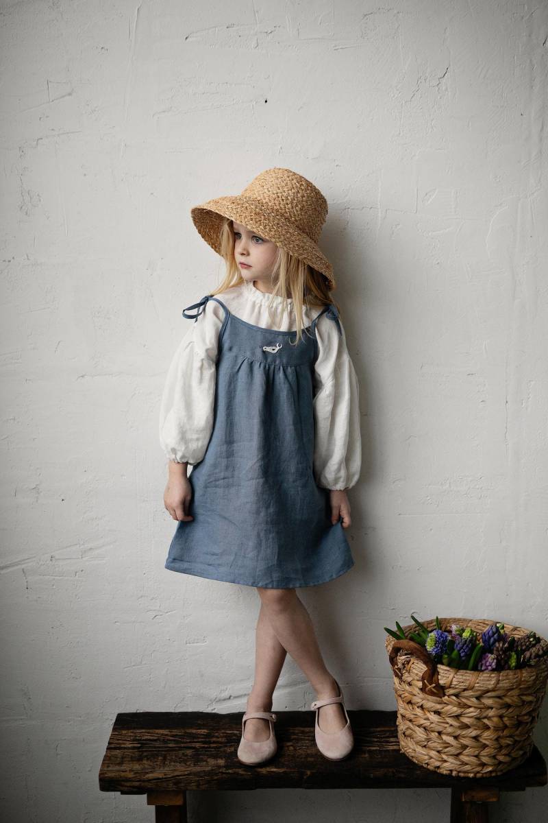 Dusty Blue Linen Ribbon Dress Besticktes Blumenmädchen Kleid von allthebeautifullinen