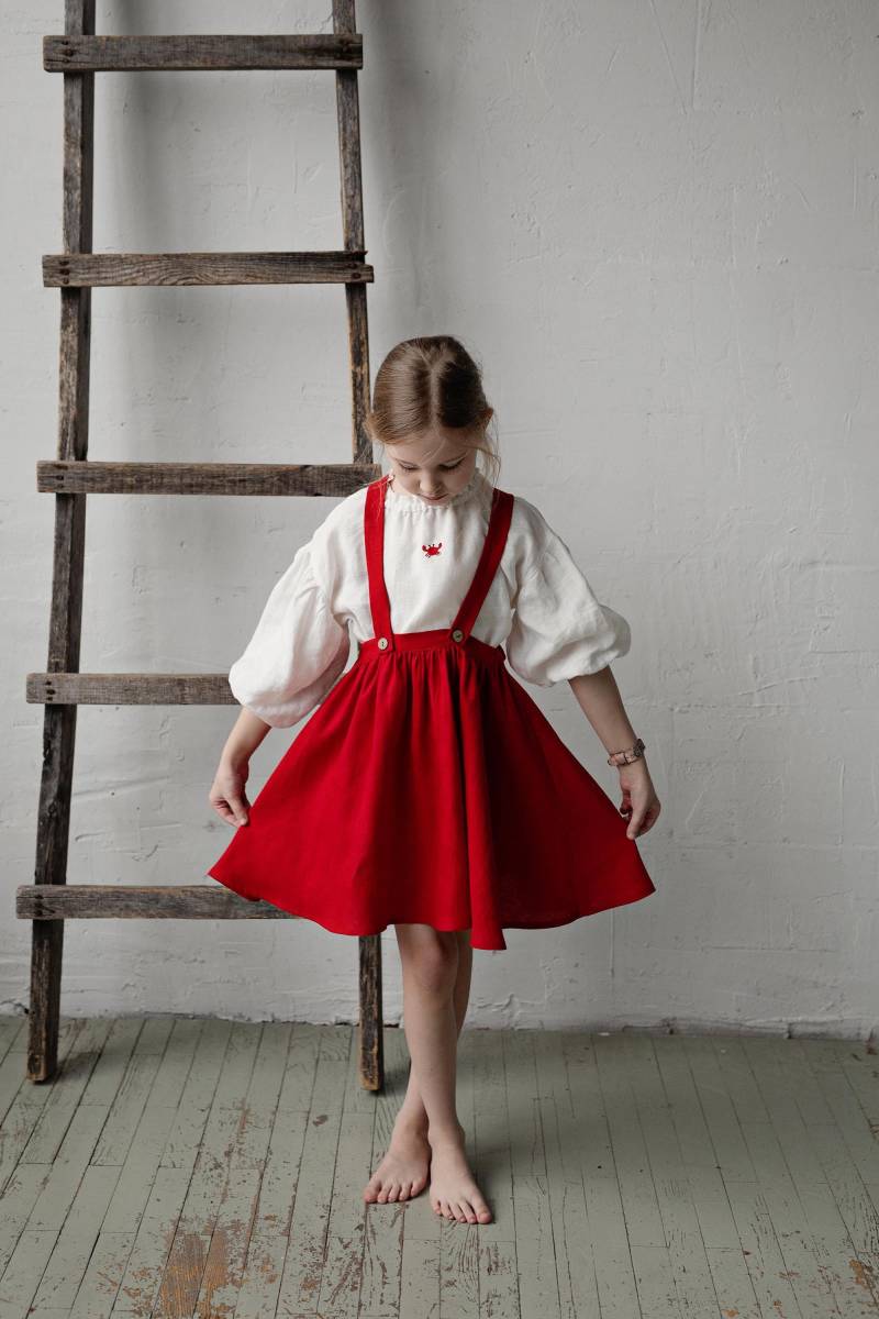 Erdbeer Leinen Mädchenkleid Besticktes Blumenmädchen Outfit von allthebeautifullinen