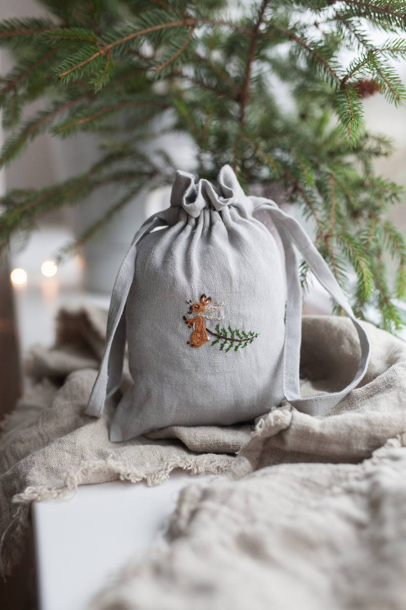 Gestickte Leinenbeutel Kaninchen - & Weihnachtsbaum-Design von allthebeautifullinen