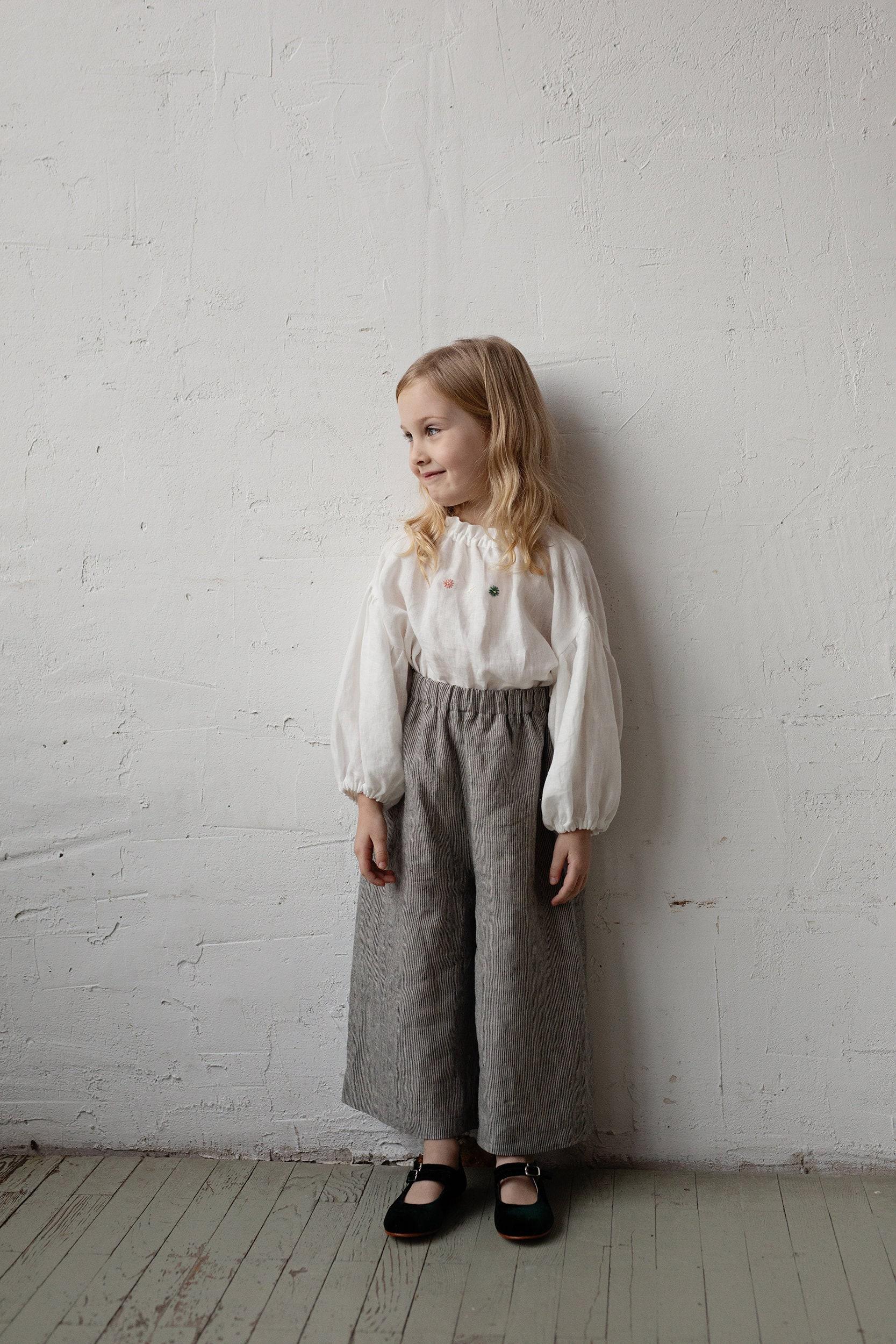 Gestreifte Leinen Culottes Unisex Kinder Hose Mit Stickerei von allthebeautifullinen