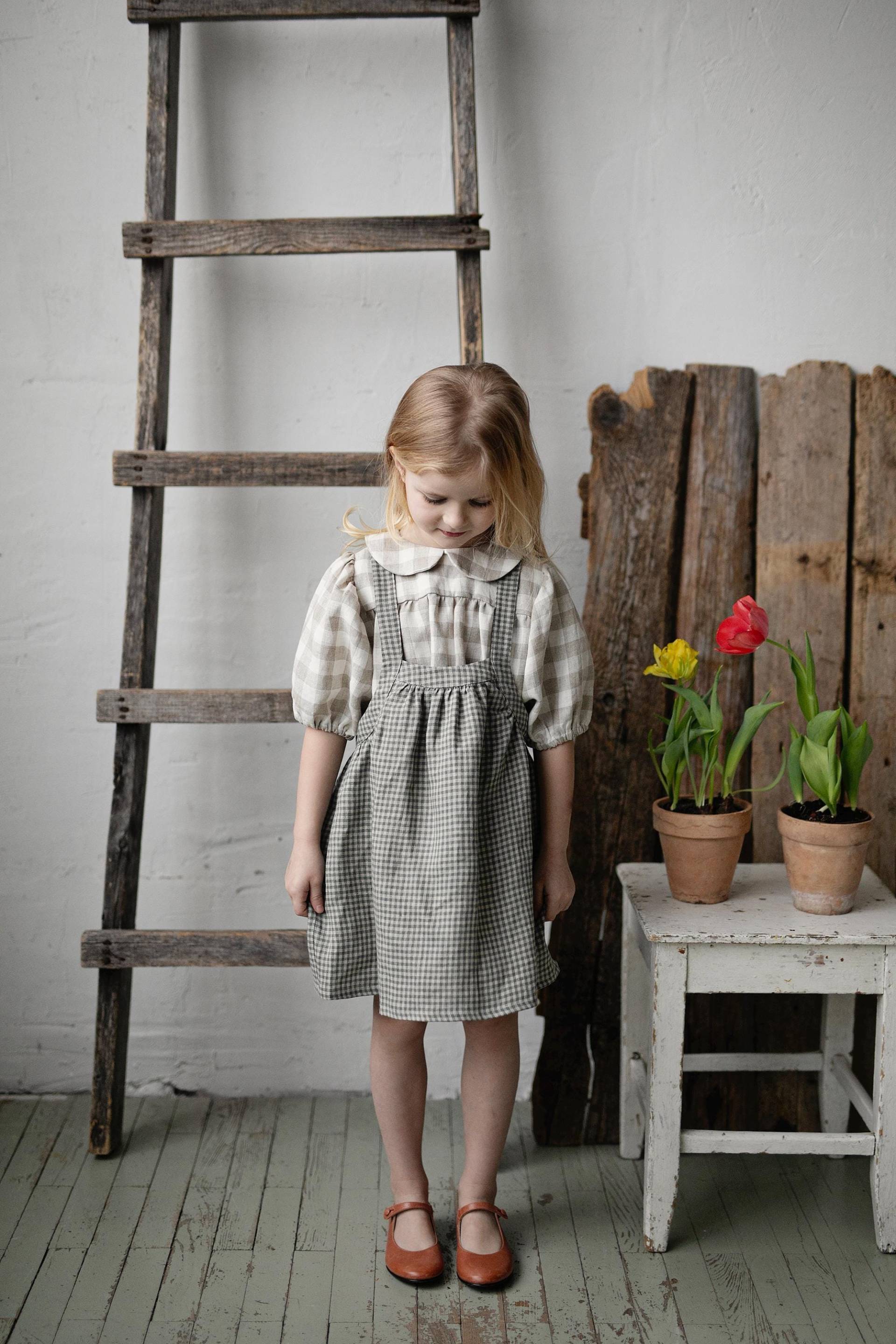 Grünes Gingham Leinen Trägerkleid Besticktes Blumenmädchen Outfit von allthebeautifullinen