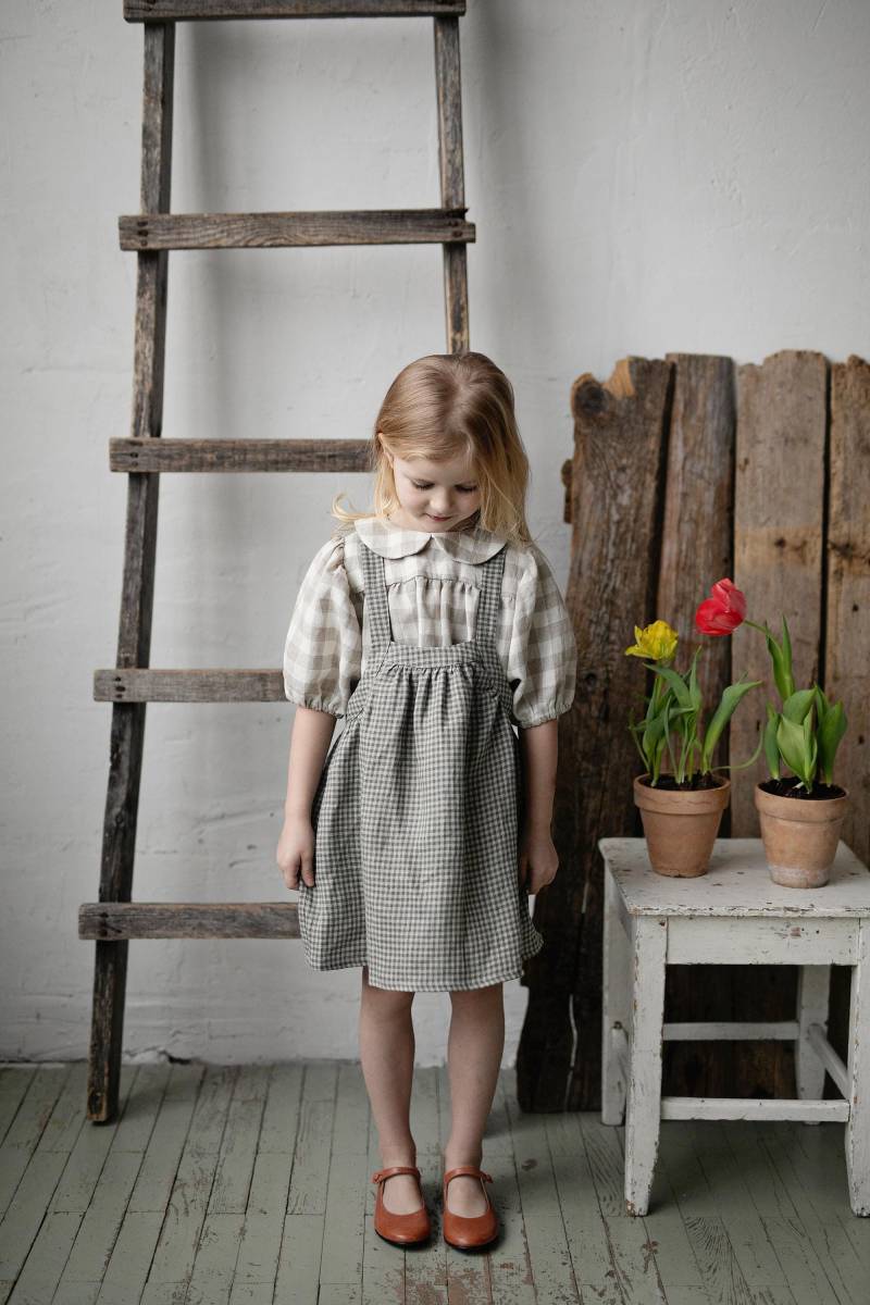 Grünes Gingham Leinen Trägerkleid Besticktes Blumenmädchen Outfit von allthebeautifullinen