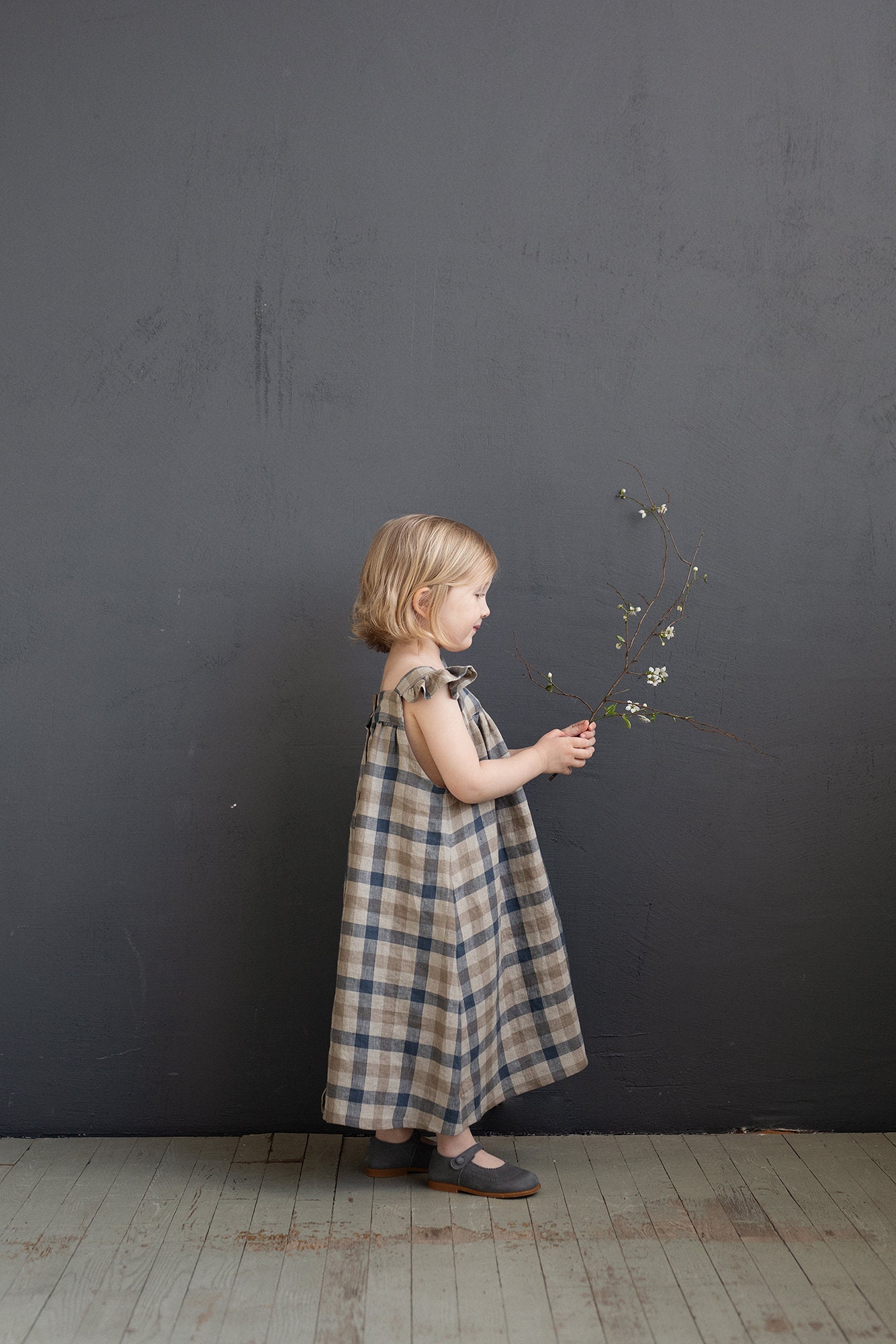 Kariertes Leinen Trägerkleid Rüschenärmel Mädchenkleid von allthebeautifullinen