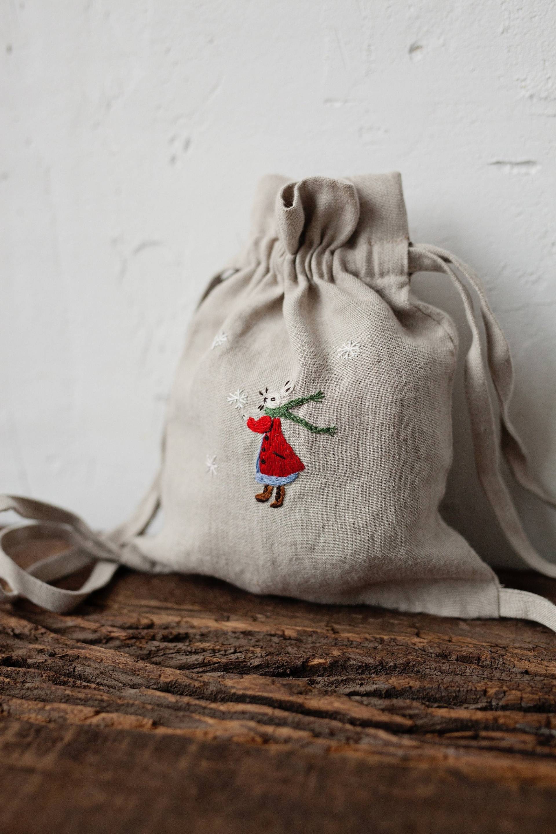 Kinderrucksack Aus Leinen Weihnachts-Kaninchen-stickerei, Spielzeugtasche von allthebeautifullinen