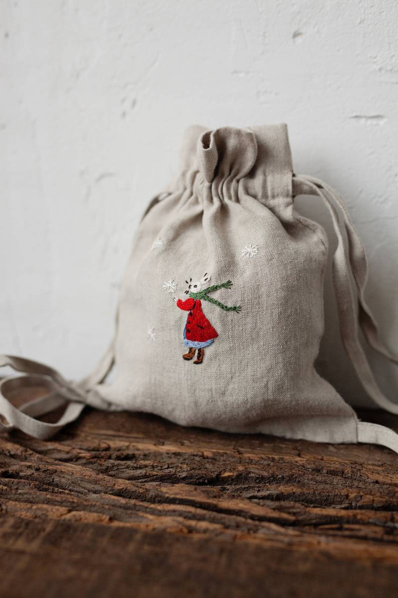 Kinderrucksack Aus Leinen Weihnachts-Kaninchen-stickerei, Spielzeugtasche von allthebeautifullinen