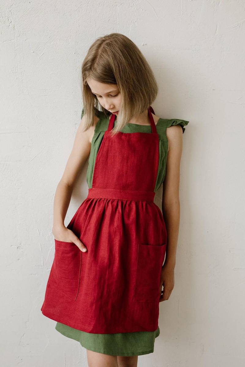 Kirschrote Mädchen Schürze Besticktes Kinderschürzchen Kirschrote Mädchen Schürze Besticktes Kinderschürzchen von allthebeautifullinen