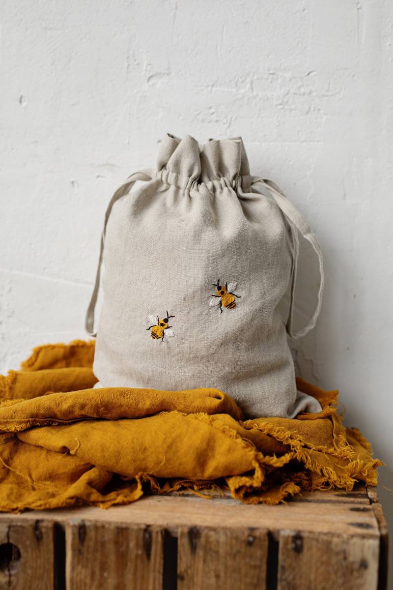 Leinen Beutel Zwei Bienen Stickerei, Kinderzimmer Dekor von allthebeautifullinen