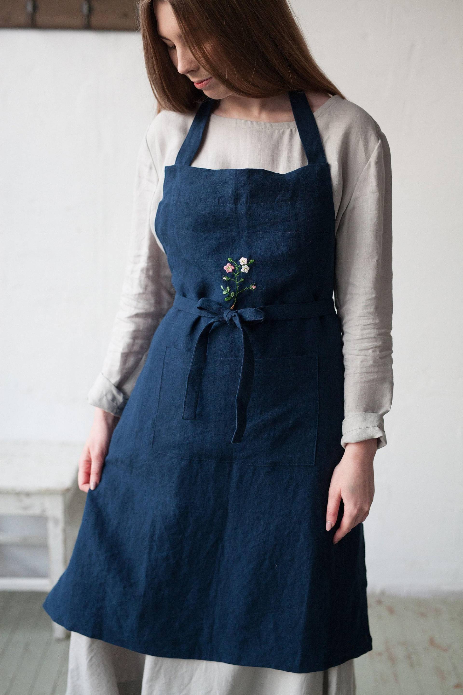 Leinen Kochschürze, Marineblau, Handbestickt | One Size von allthebeautifullinen