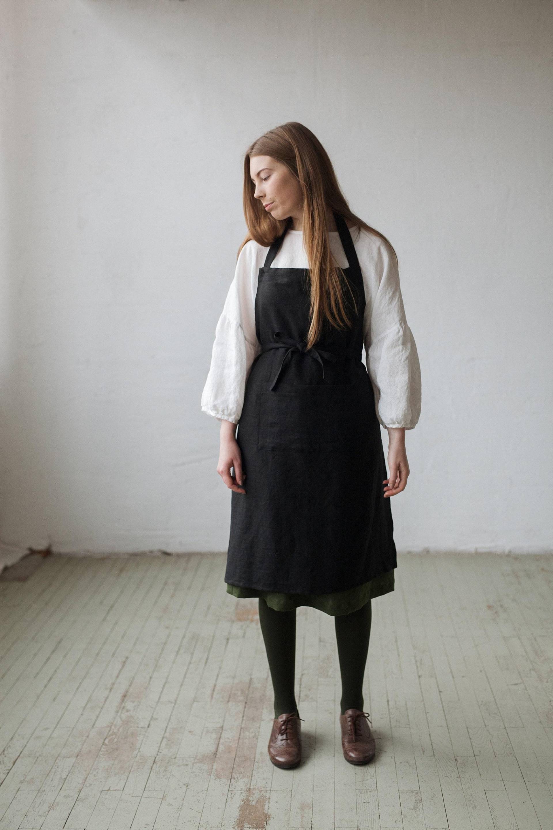 Leinen Kochschürze, Schwarz, Handbestickt | One Size von allthebeautifullinen