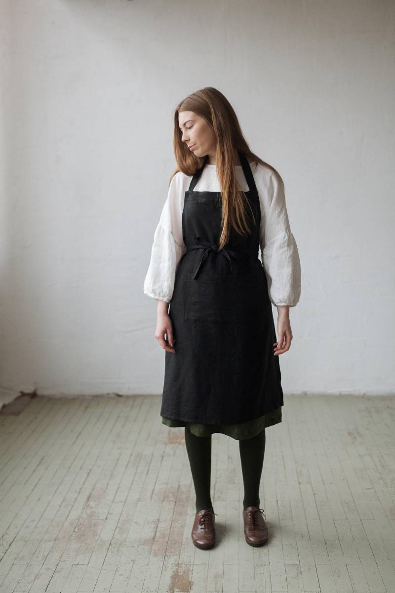 Leinen Kochschürze, Schwarz, Handbestickt | One Size von allthebeautifullinen