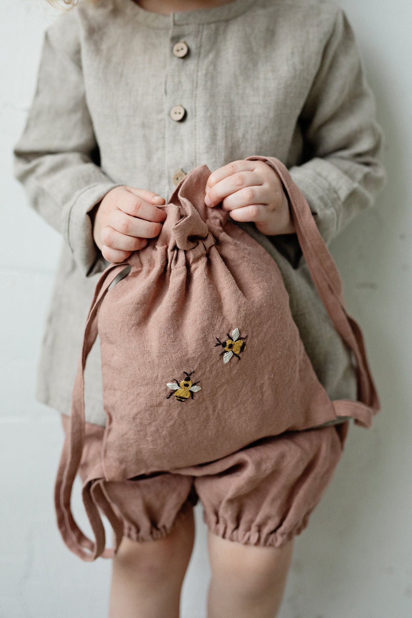 Leinen Rucksack, Verschiedene Farben, Zwei Bienen Stickerei, Kinderrucksack, Spielzeug Aufbewahrungstasche, Babytasche, Geschenk Für Kinder von allthebeautifullinen