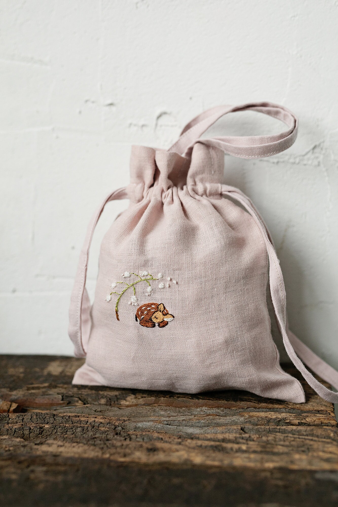 Leinen Umhängetasche Mit Henkeln, Verschiedene Farben, Reh Und Maiglöckchen Stickerei, Wäschebeutel, Kinderzimmer Dekor, Geschenk Für Frauen von allthebeautifullinen