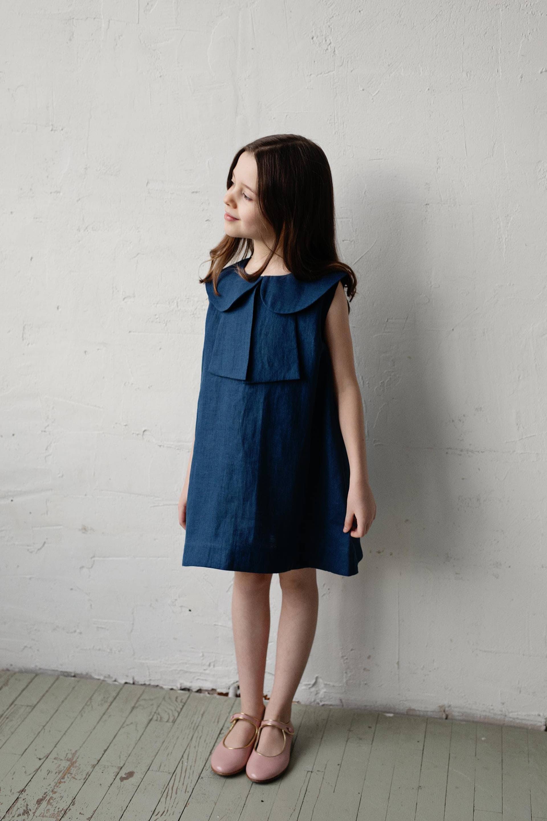 Marineblaues Leinen Mädchenkleid Bestickter Kragen, Sailor Style von allthebeautifullinen