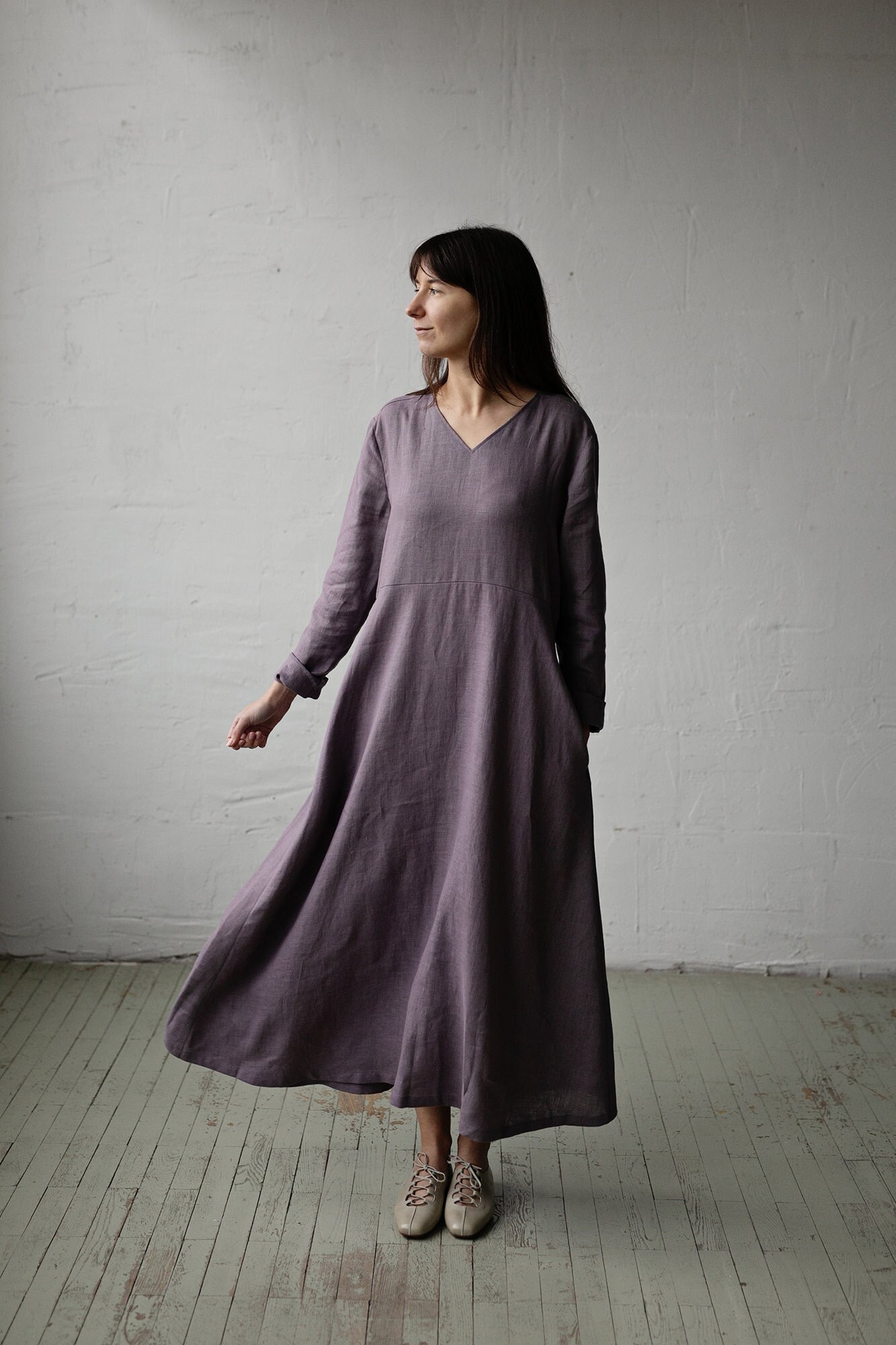 Mauve Daiva Kleid, Leinenkleid, Leinenkleid Für Frauen, Loses Maxikleid, Übergroßes V-Ausschnitt von allthebeautifullinen