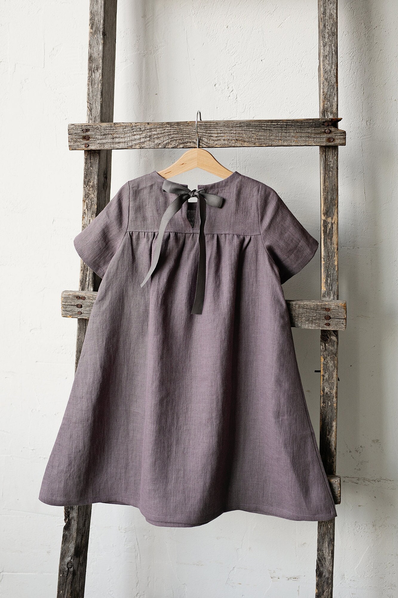 Mauve Sommerkleid, Leinen Verschiedene Stickereien, Kurzarm Kleid, Mädchen Blumenmädchen Kleid von allthebeautifullinen