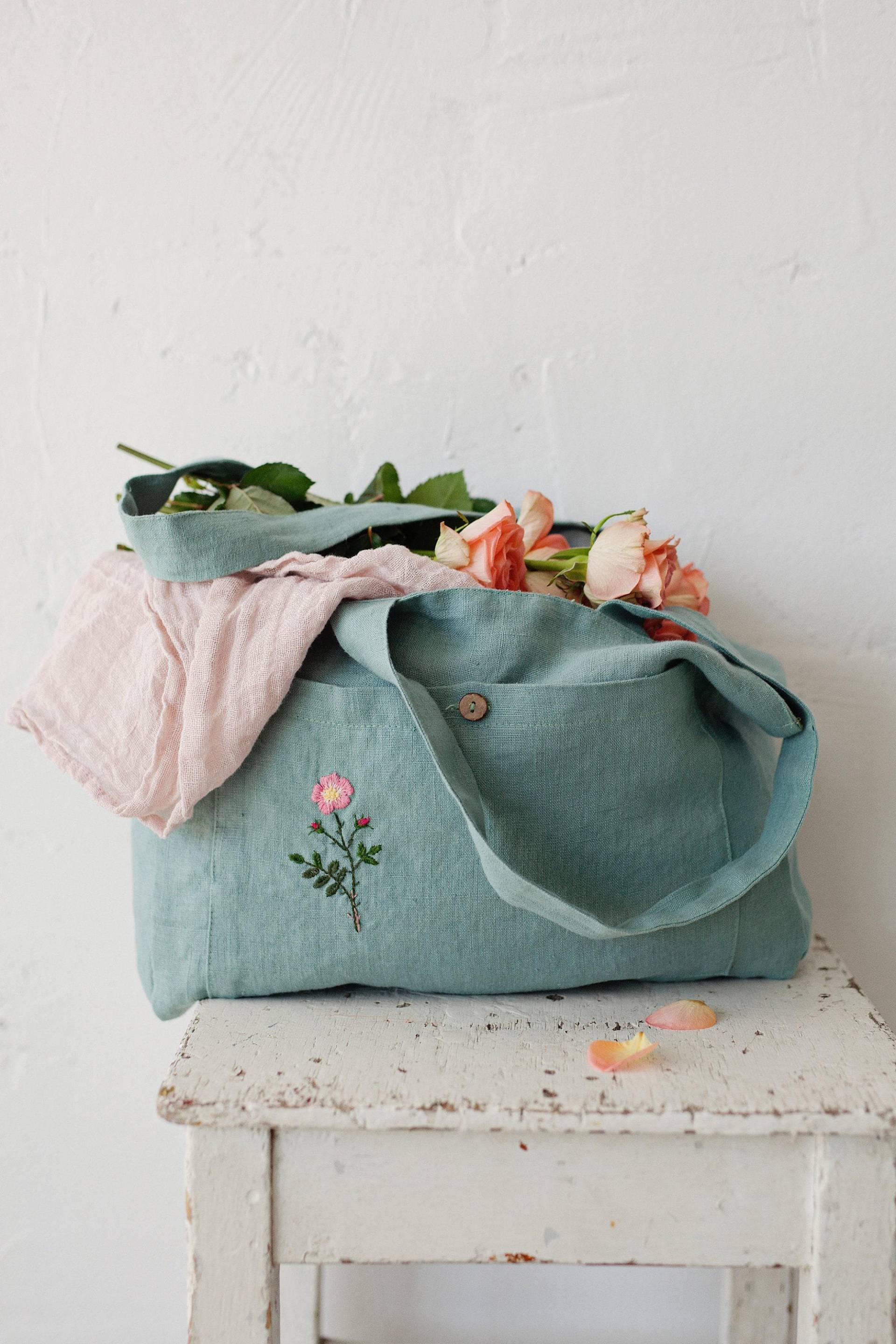 Mintfarbene Leinen Tragetasche Bestickte Florale Wendetasche von allthebeautifullinen