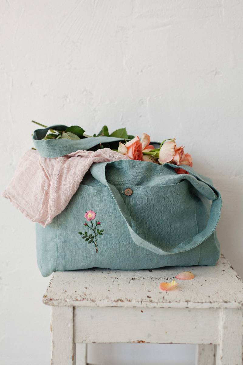Mintfarbene Leinen Tragetasche Bestickte Florale Wendetasche von allthebeautifullinen