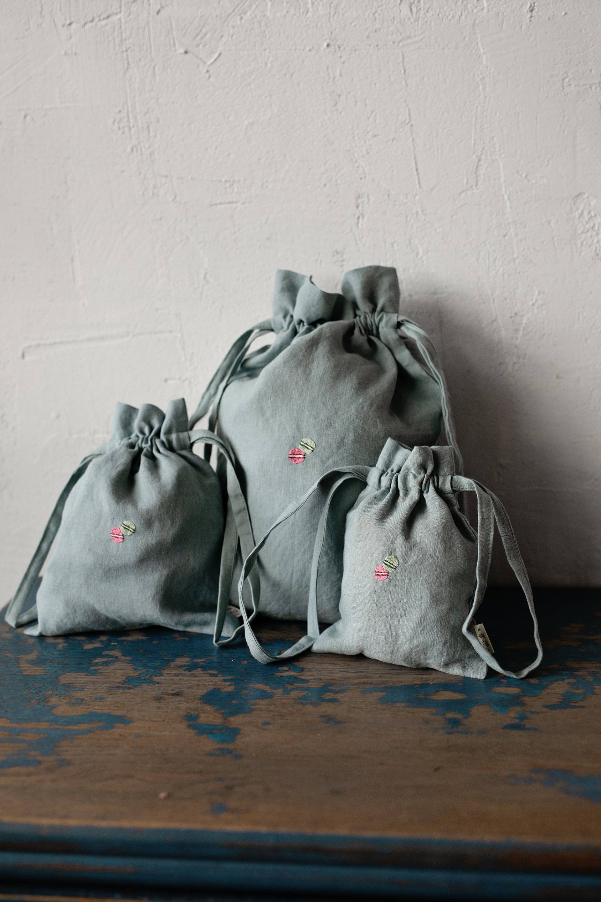 Pastellblauer Leinenbeutel Macarons Stickerei, Kinderzimmer Dekor von allthebeautifullinen