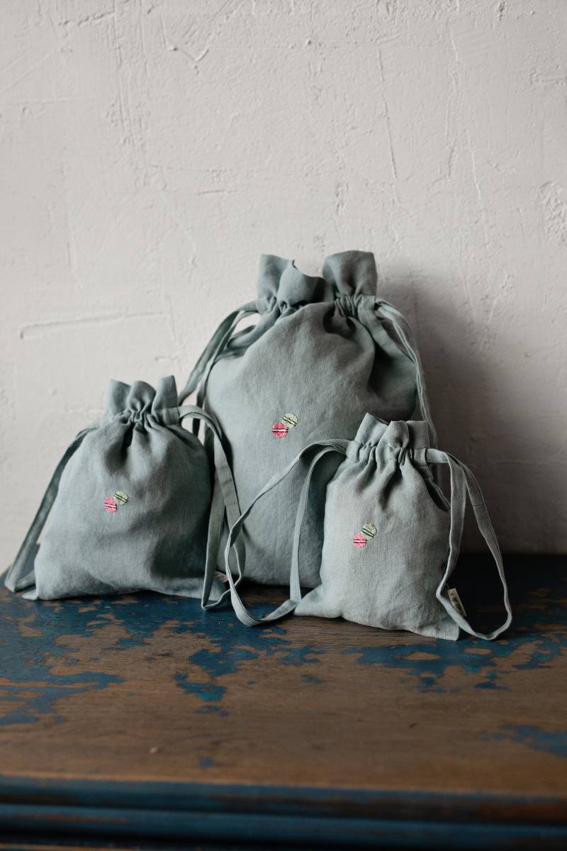 Pastellblauer Leinenbeutel Macarons Stickerei, Kinderzimmer Dekor von allthebeautifullinen