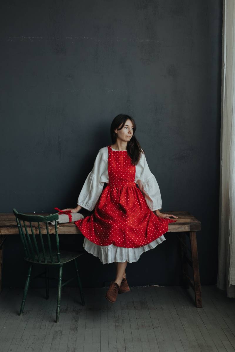 Red Polka Dot Leinen Trägerkleid Cross Back Schürze von allthebeautifullinen