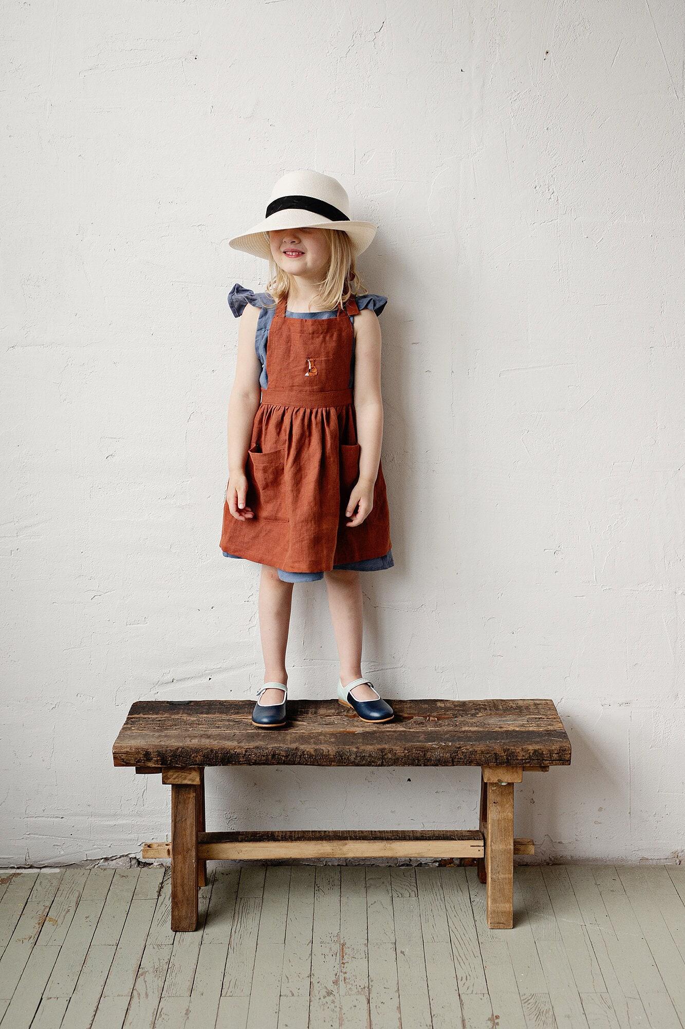 Rostfarbene Leinen Schürze Mit Stickerei Für Mädchen von allthebeautifullinen