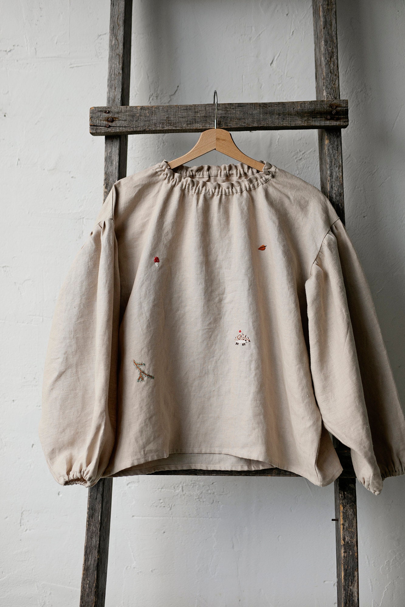 Sandfarbene Leinen Tunika Bestickte Waldbluse, Rüschenausschnitt von allthebeautifullinen