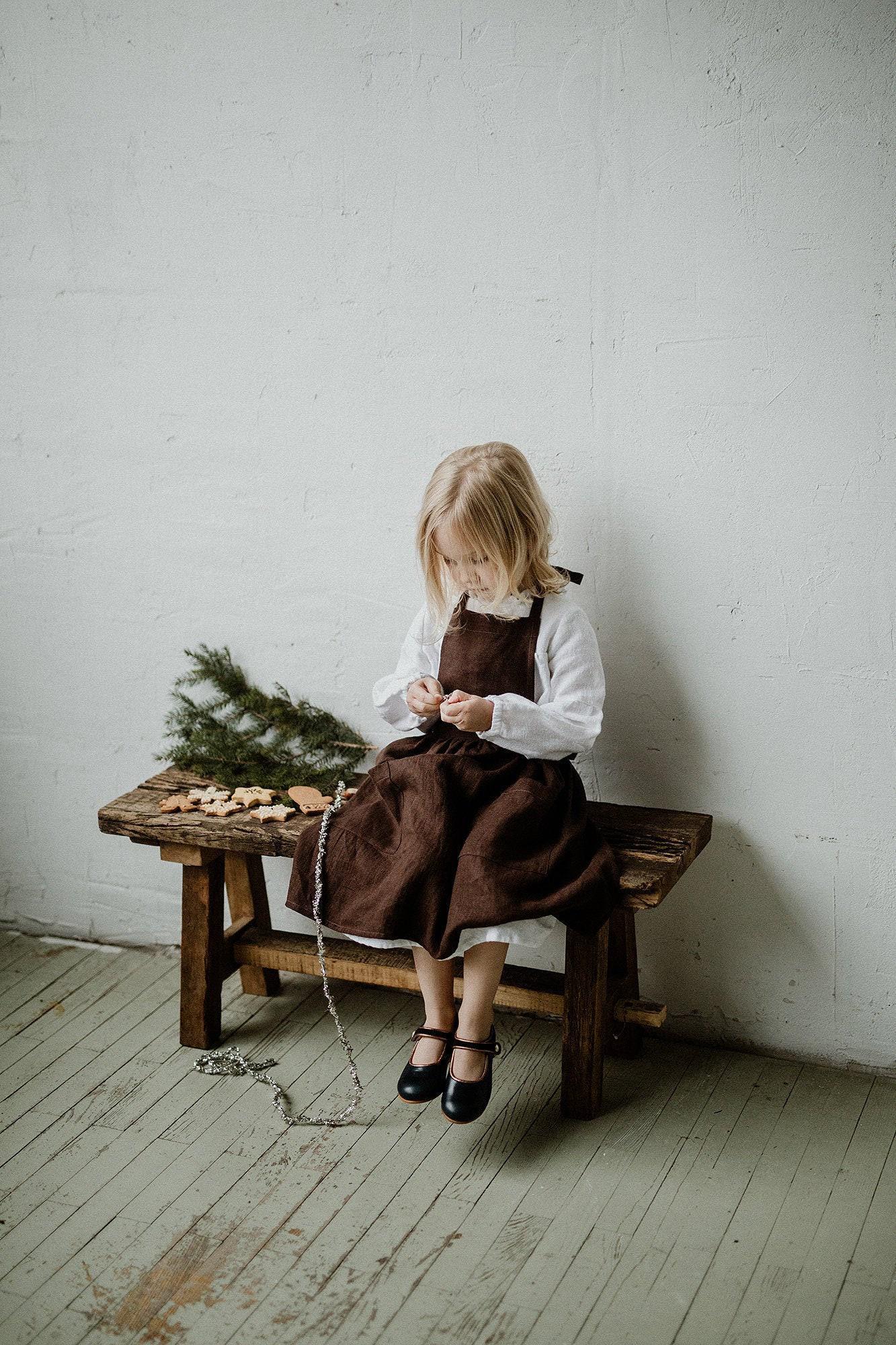 Schoko Leinen Schürze Bestickte Mädchen Schürze von allthebeautifullinen