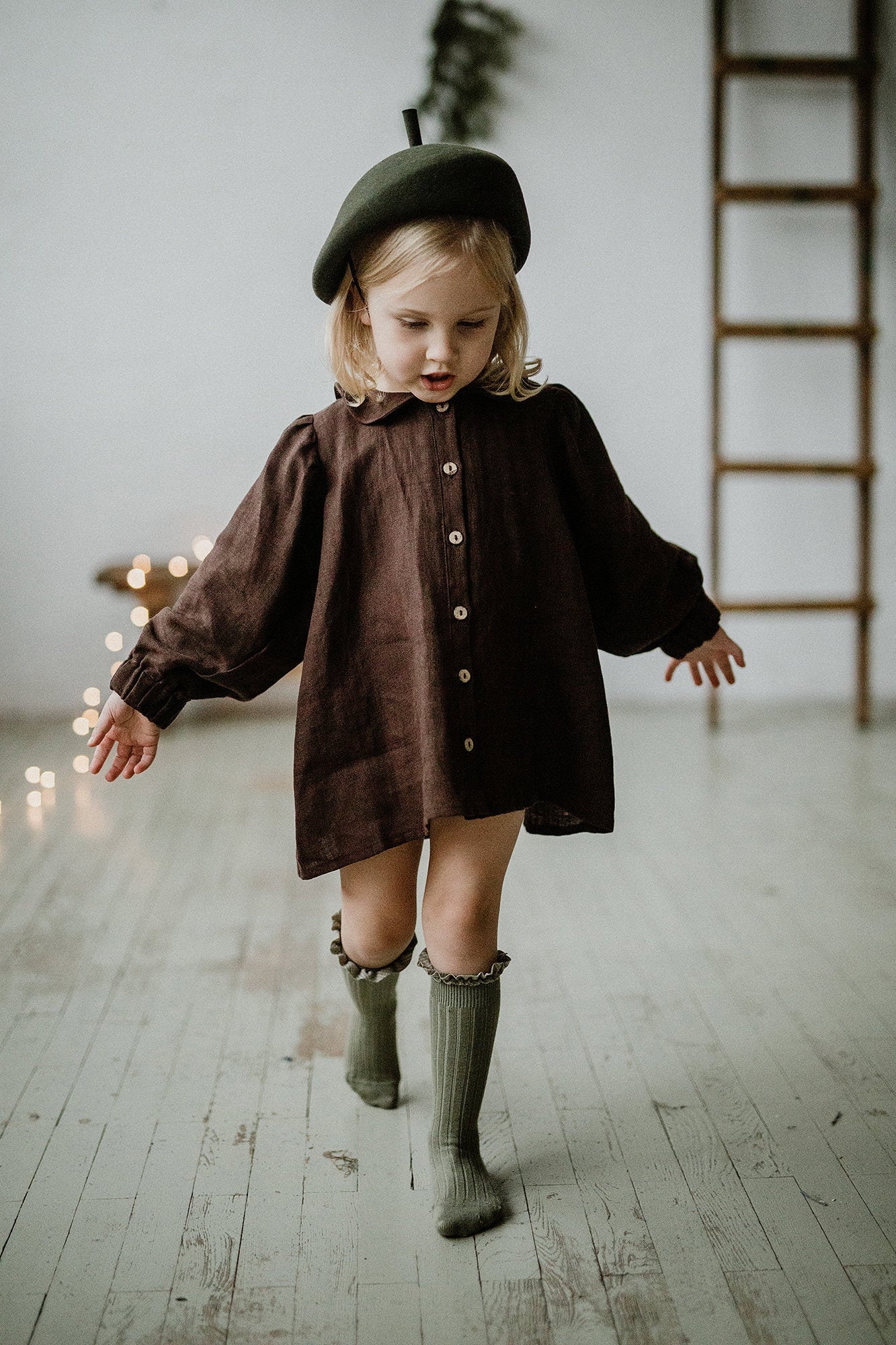 Schokoladen Tunika Kleid, Leinen Verschiedene Stickereien, Peter Pan Kragen Button Down Kleid Für Mädchen, Shirt Kinder von allthebeautifullinen