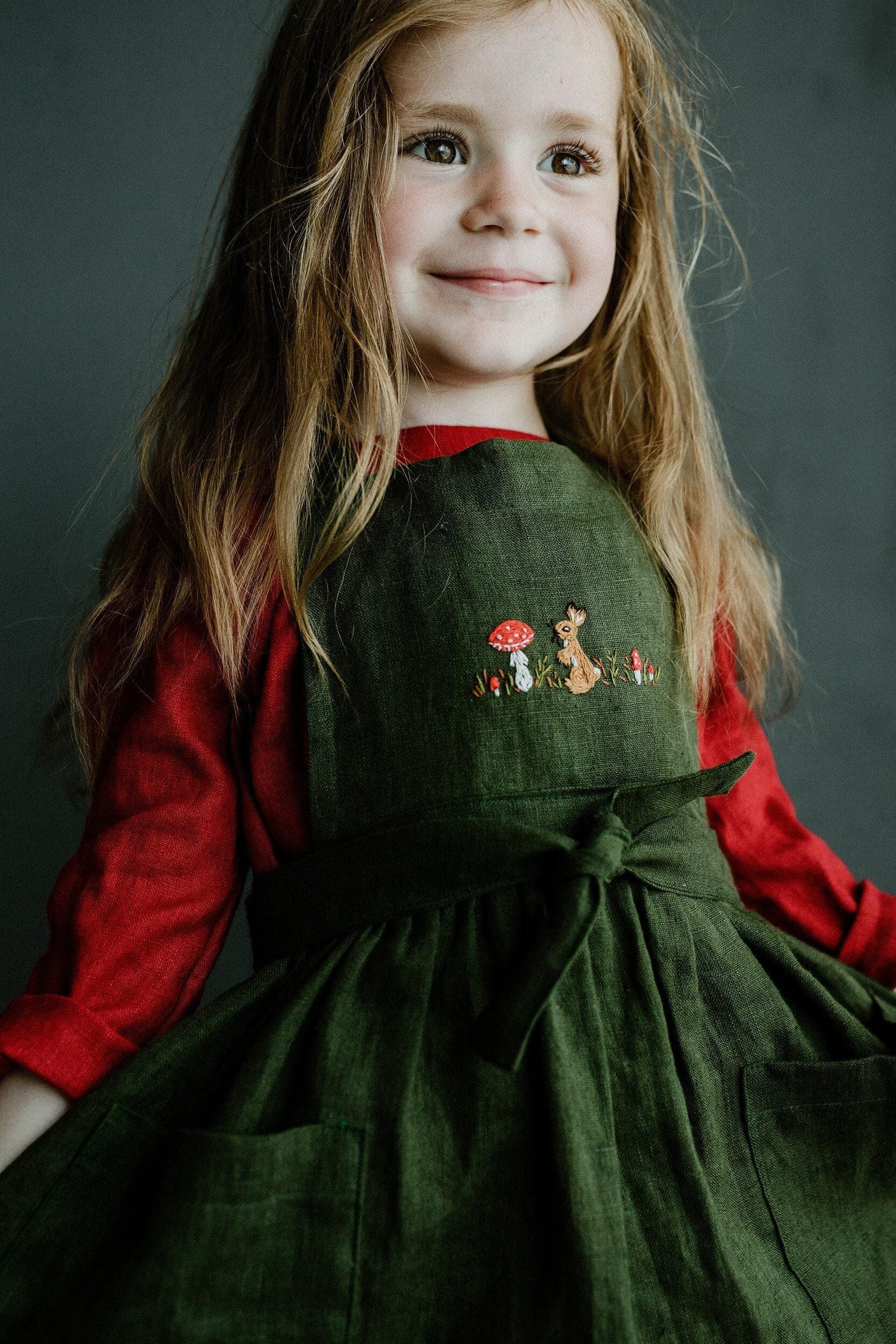 Schürze Waldgrün Besticktes Mädchenkleid von allthebeautifullinen