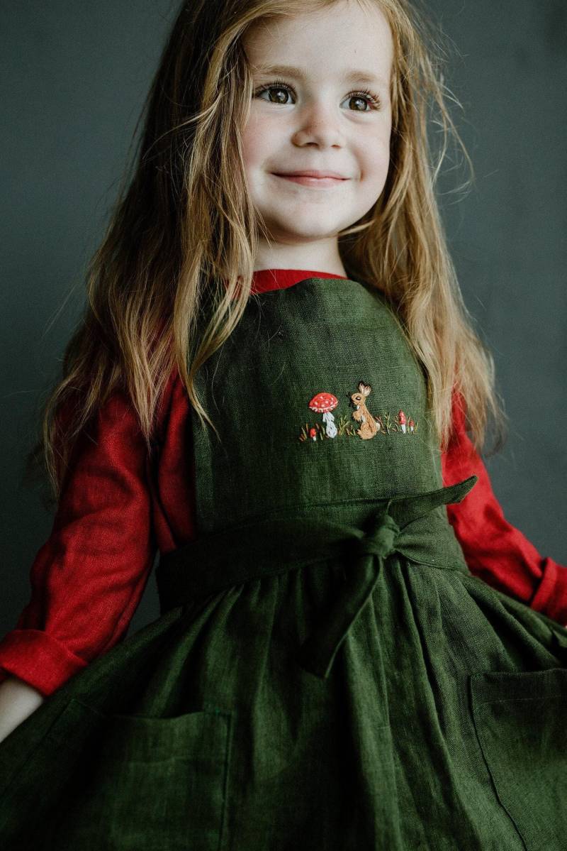 Schürze Waldgrün Besticktes Mädchenkleid Schürze Waldgrün Besticktes Mädchenkleid von allthebeautifullinen