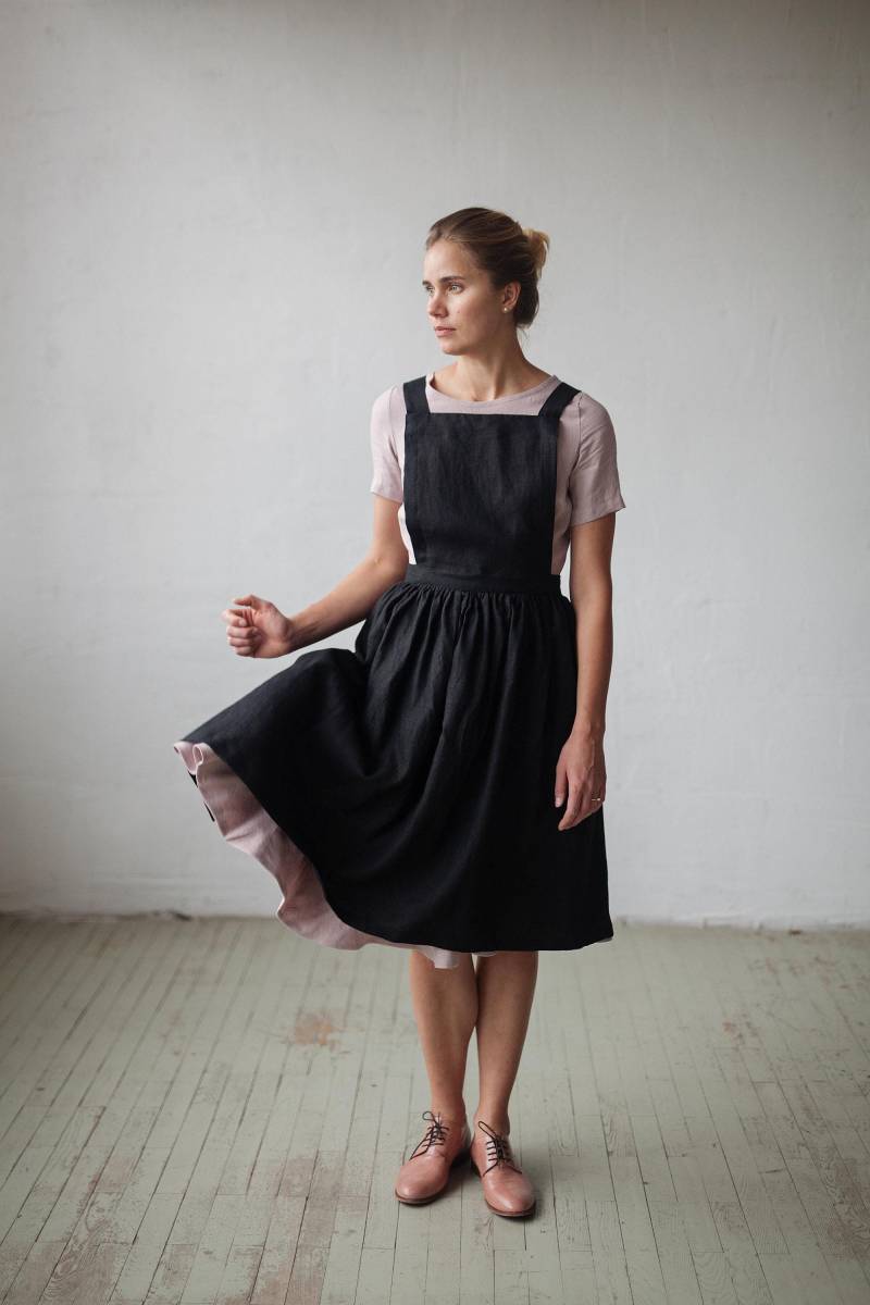 Schwarze Latzschürze Midi Cross Back Schwarze Latzschürze Midi Cross Back von allthebeautifullinen