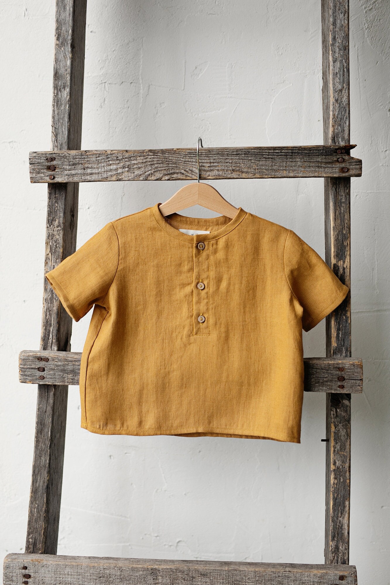 Senf Kurzarm Unisex Leinen Shirt, Verschiedene Stickereien, Shirt Jungen, Mädchen, Kinder von allthebeautifullinen